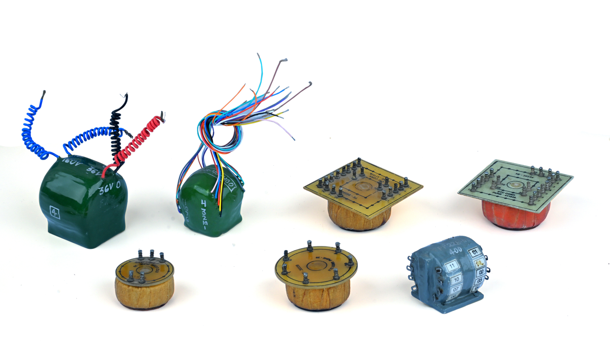 Diagram showing air gaps and leakage flux in EI transformer versus continuous closed-loop flux in toroidal transformer